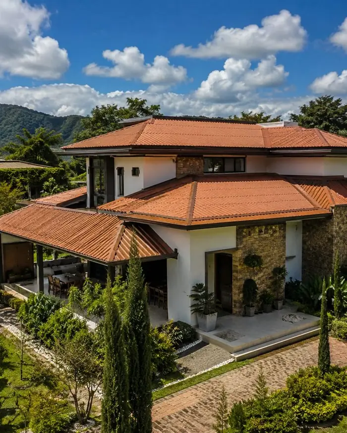Casa campestre con teja arquitectónica terracota