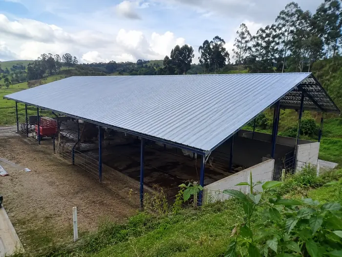 Galpón ganadero con cubierta galvanizada