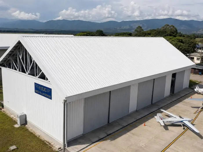 Hangar con cubierta blanca en Villavicencio