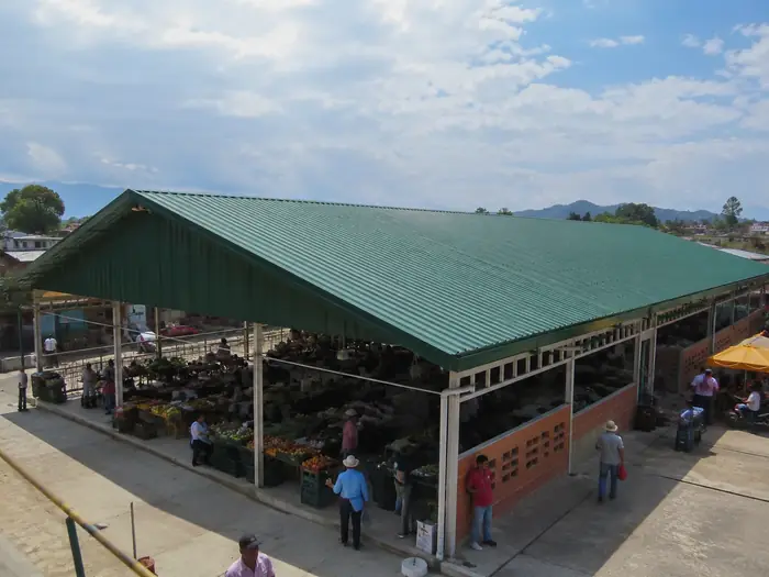 Plaza de mercado con cubierta verde