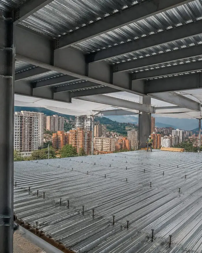 Vigas y lámina Metaldeck en edificio