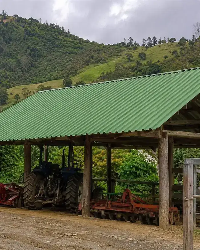 Teja Super Mil verde en cobertizo agrícola